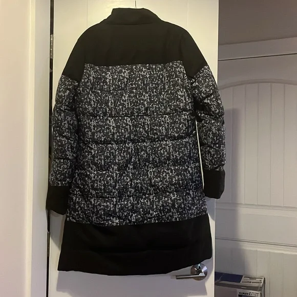 Gently used winter jacket. Size Medium. Long, very warm. - Picture 4 of 4